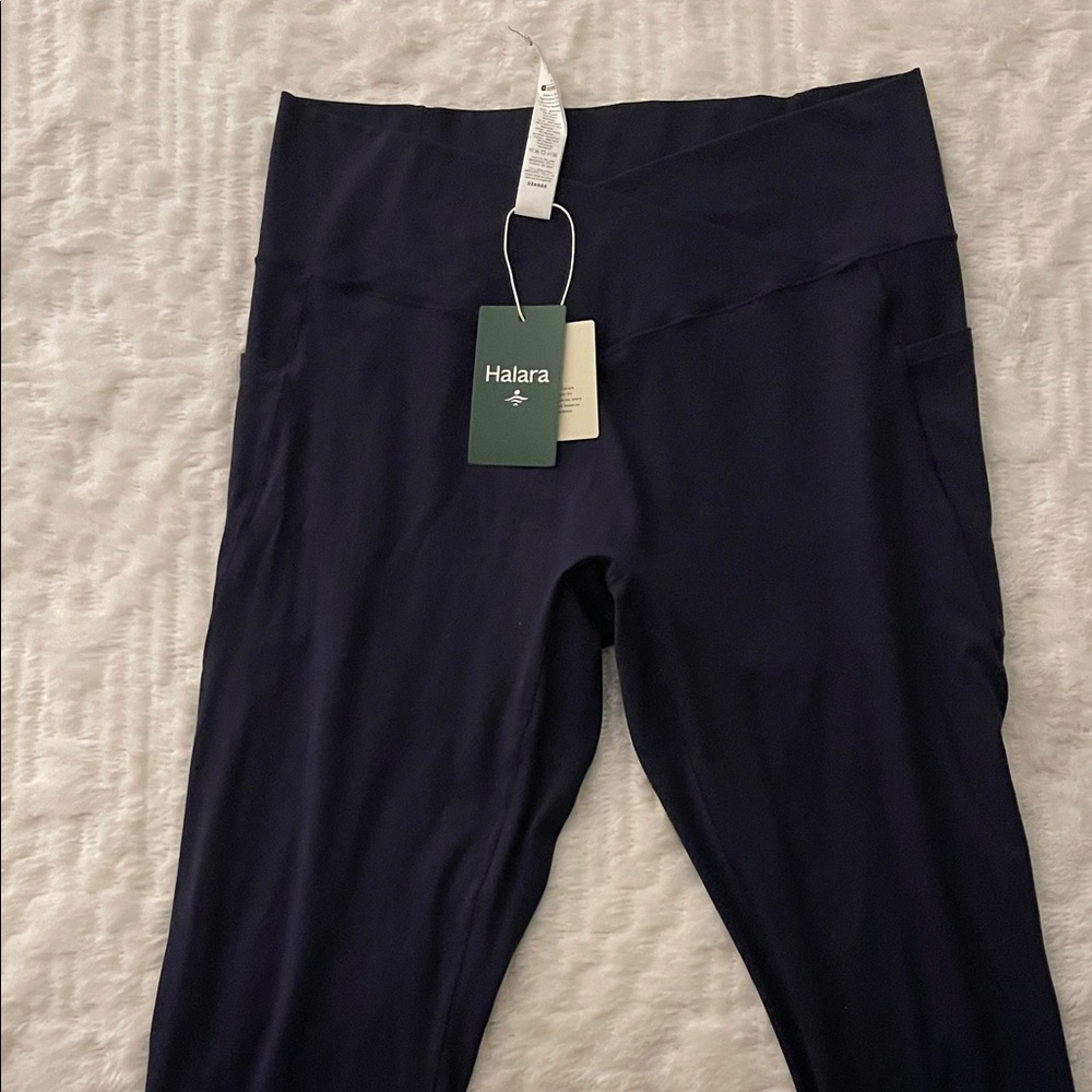 NWT (removed)
XL SoftlyZero crossover pocket leggings Size
Peacoat (dark navy)